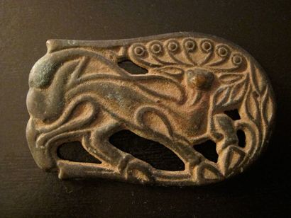 null Plaque ornée en relief d'un cerf fantastique. Bronze. L 8cm. Chine occidentale....