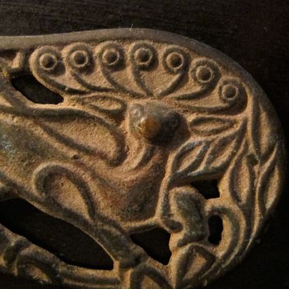 null Plaque ornée en relief d'un cerf fantastique. Bronze. L 8cm. Chine occidentale....