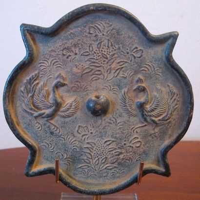 null Miroir aux phénix. Bronze. L 15cm. Chine. Epoque ou style des Tang.