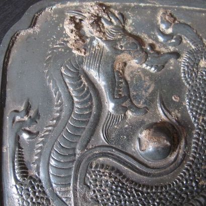 null Miroir carré au dragon à trois griffes chassant la perle. Bronze. L 14cm. Chine....