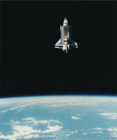 null NASA. Vue entière de la navette spatiale Challenger (Mission STS ) photographiée...