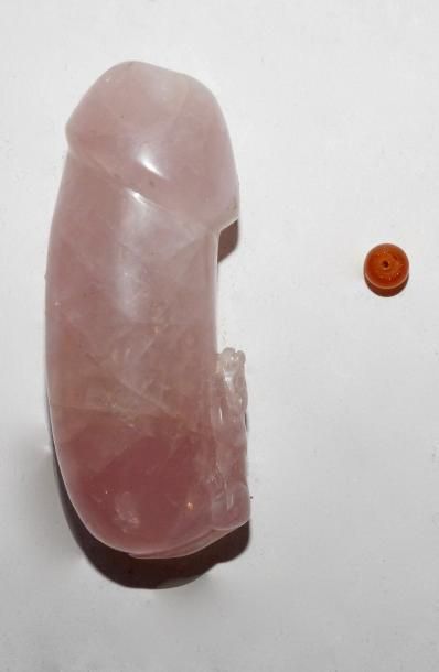 Tabatière en forme de phallus en quartz rose...