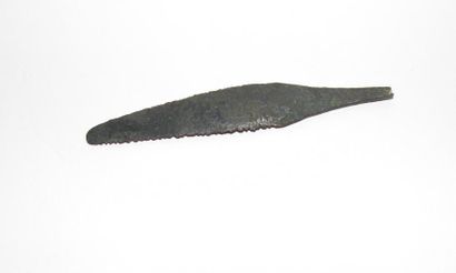 Couteau formant scie

Bronze 13 cm

Age du...