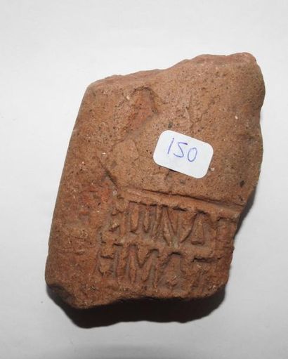 null Element de tuile portant une inscription en grec 

Terre cuite 10 cm

Période...