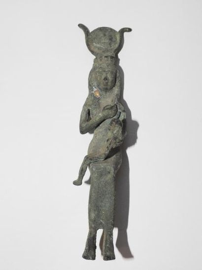 null Statuette représentant Isis allaitant Harpocrate

Bronze à patine verte 19 cm

Style...