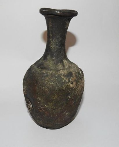null Vase orné d'un décor à base d'arabesques

Bronze 20 cm

(restaurations, enfoncements)

Moyen...