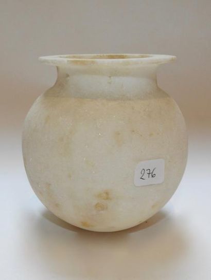 null Vase en albâtre dans la tradition des anciennes dynasties.H :10cm.