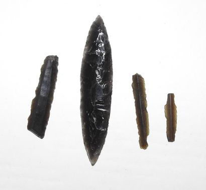 null Pointe foliacée en feuille de laurier et trois lames en obsidienne facture néolithique...