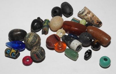 null Important lot de perles en verres ou pierres diverses

Période antique à mo...