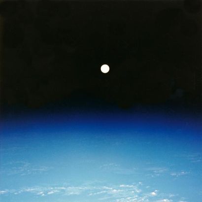 null NASA. Extraordinaire vue d'une pleine lune depuis l'Espace depuis la navette...