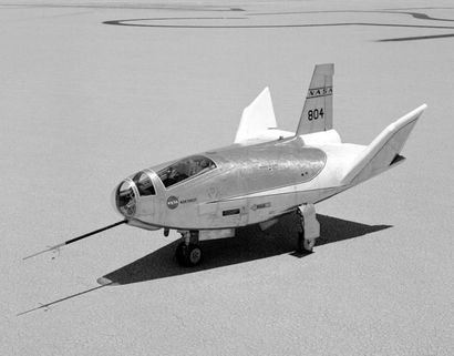 null NASA. Sur la base californienne d'Edwards l'avion expérimental Northrop HL-10...