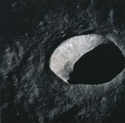 null NASA. Apollo 10. Impressionnante vue du cratère lunaire « SMIDT » localisé à...