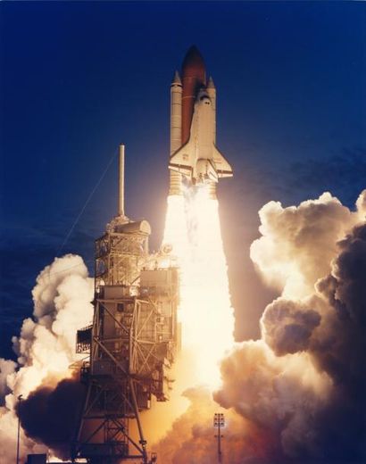 null NASA. Parfait décollage de la navette spatiale Endeavour (Mission STS-77) le...