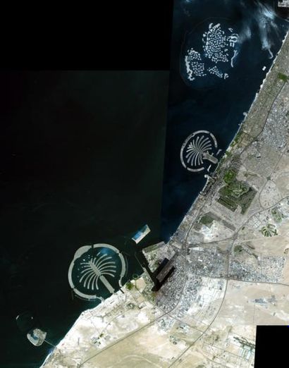 null Nasa. Vue depuis l'Espace des célèbres îles artificielles "palmiers" de Dubaï...