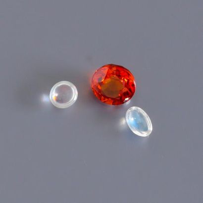 null Lot : une spessartite ronde pesant 2,14 carats environ, et deux pierres de lune,...