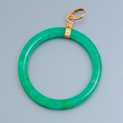 null Cercle de jade jadéite monté en pendentif d'or, 585 MM, belle couleur, diamètre...