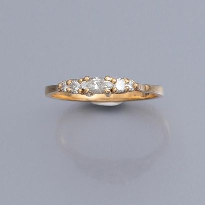null Bague "Jarretière" en or jaune, 750 MM, centrée d'un diamant taille navette...