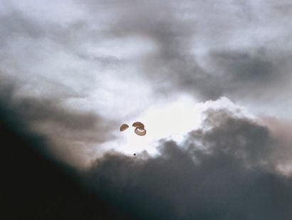 null Nasa. Mission Apollo 13. Rare. Derrière une épaisse couche nuageuse se profile...