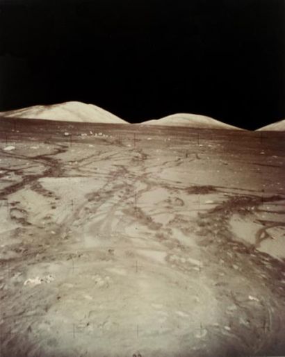 Mission Apollo. Horizon lunaire présentant...