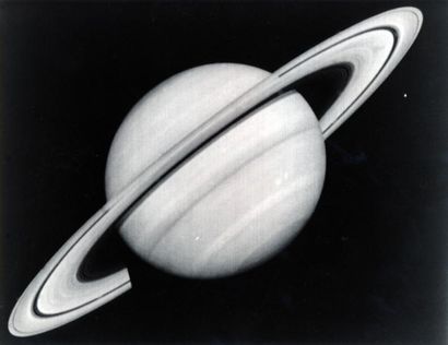 null Nasa. Vue entière de la planète Saturne par la sonde Voyager 2 réalisée le 12...