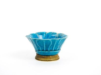 EXTREME ORIENT Chine

Coupelle en porcelaine a? glac?ure bleue tur- quoise a? de?cor...