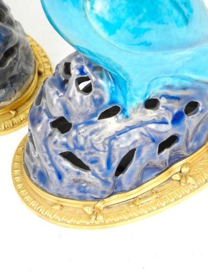 EXTREME ORIENT Chine 
Paire de perruches en porcelaine a? couverte bleue turquoise...
