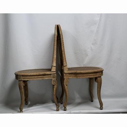 MEUBLES Paire de chaises volantes en bois laque? gris a? riche de?cor sculpte? notamment...