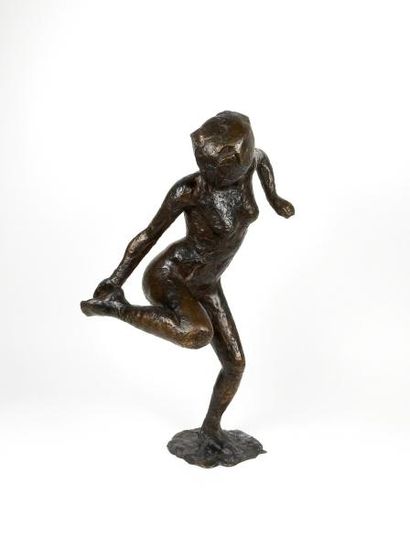 SCULPTURE Edgar Degas (1834-1917) , d’apre?s

Danseuse regardant la plante de son...