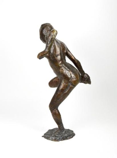 SCULPTURE Edgar Degas (1834-1917) , d’apre?s

Danseuse regardant la plante de son...