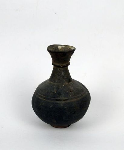 null Vase élégant en céramique commune grise

Terre cuite noire 13 cm

Période r...