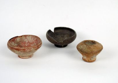 null Ensemble de trois éléments en céramique, bol et petit vase

Terre cuite 5,5...