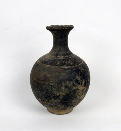 null Vase au décor de double trait

Terre cuite grise 19 cm

Protohistoire Age du...