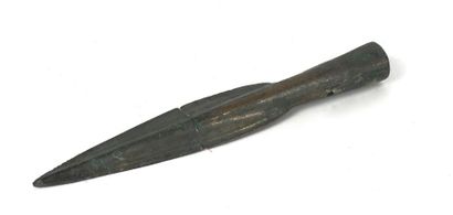 null Lance à douille de grande taille

Bronze à patine verte 22 cm

(restauration...