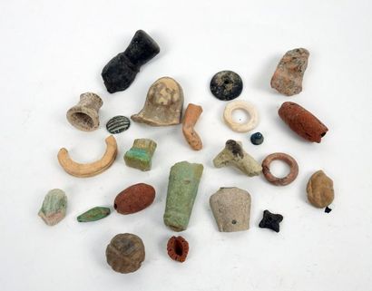 null Important ensemble d'objets archéologiques, tête de statues, perles, tête de...