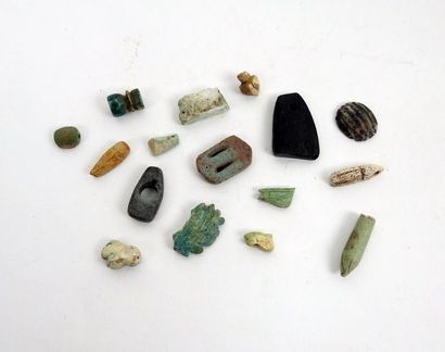 null Important lot d'amulettes formes diverses, dont œil oudjat, scarabée

Egypte...