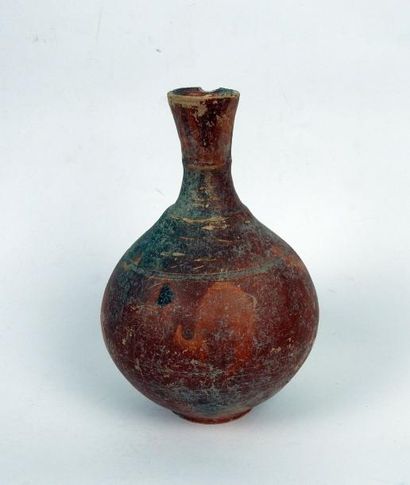 null Vase à décor de cercles

Terre cuite rouge et noire 16 cm

Période romaine