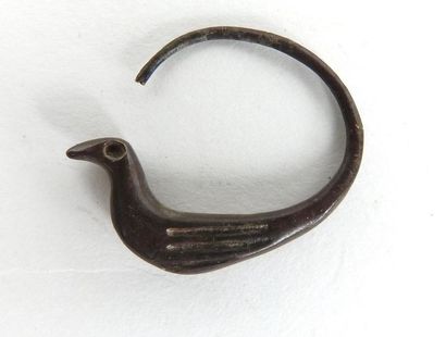 null Boucle d'oreille en forme d'oiseau

Bronze 2,5 cm

Période romaine
