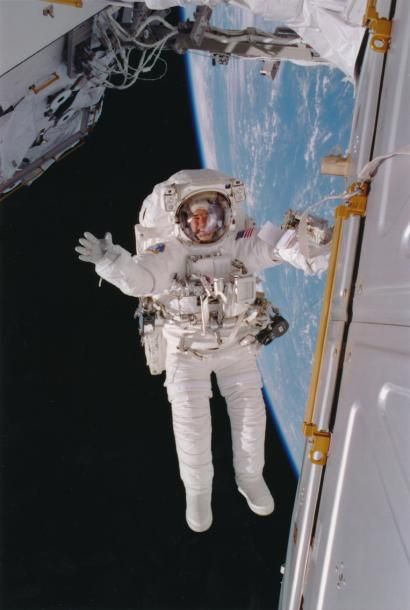 null Nasa. Vue parfaite de l'astronaute Rex J. Walheim lors d'une sortie extra-véhiculaire...