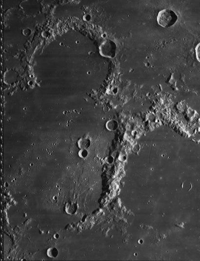 null Nasa. Lunar Orbiter. Vue du crater EDDINGTON depuis la sonde spatiale LUNAR...