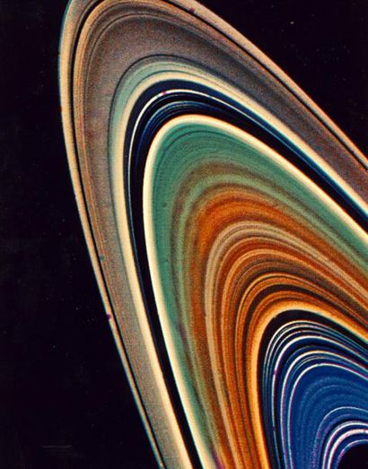 null Nasa. Voyager 2. Photographie colorée en fausses couleur des anneaux de la planète...