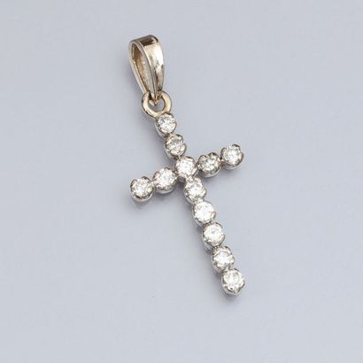 null Petite croix en or gris, 750 MM, soulignée de diamants, dimensions : 2 / 1,4...