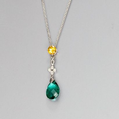 null Chaîne diamantée et pendentif en or gris, 750 MM, orné d'un quartz vert teinté...