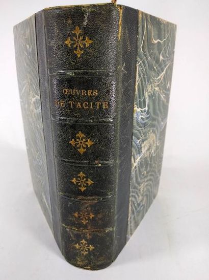 null Tacite.Oeuvres complètes .
Paris .Hachette. 1865.
In8 Demi reliure cuir . Dos...