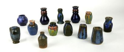 Ensemble de 13 vases miniatures variés 
Frottements...
