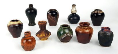 null Ensemble de 10 vases présentant une teinte marron

Formes et modèles variés

Restauration...