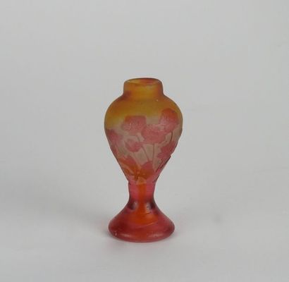 null GALLE

Vase en verre multicouche à décor floral

Petit éclat sur la base, signature...