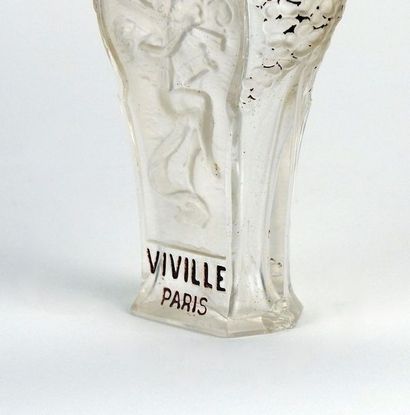 null VIVILLE

Moulin Rouge

Flacon en verre incolore pressé moulé à décor floral...