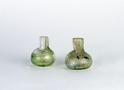 Ensemble de 2 vases en verre à décor en incrustation...