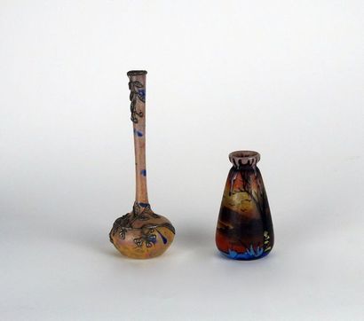 Deux vases à décor peint comprenant un vase...