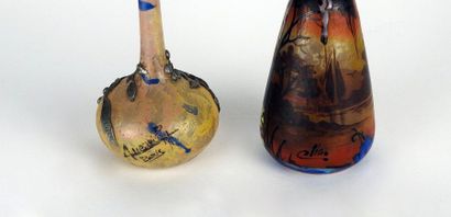 null Deux vases à décor peint comprenant un vase soliflore à long col et incrustations...